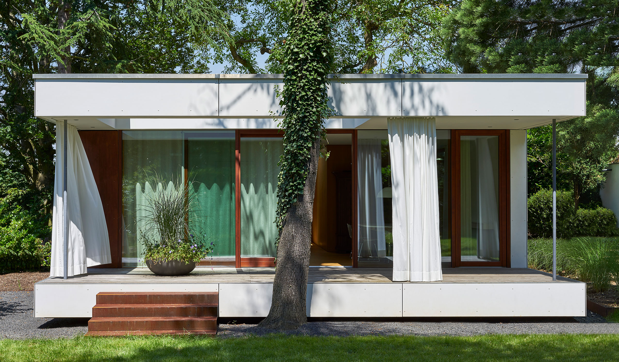 Gartenhaus unter Bäumen