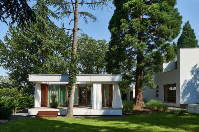 Gartenhaus unter Bäumen