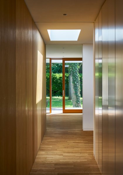 Gartenhaus unter Bäumen
